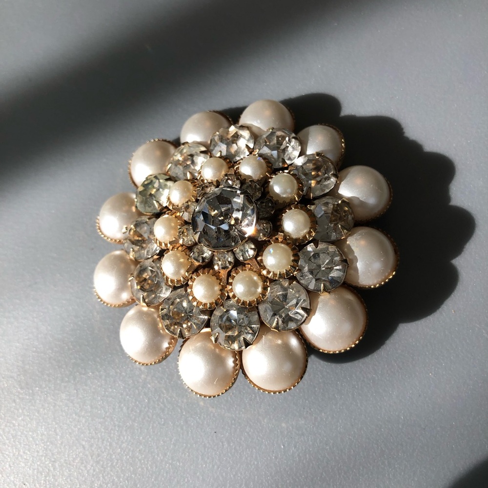 SALE Beautiful Vintage Rhinestone & Faux Pearl Brooch